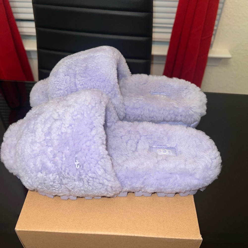 Woman Ugg Cozetta Curly Sandal Size 8